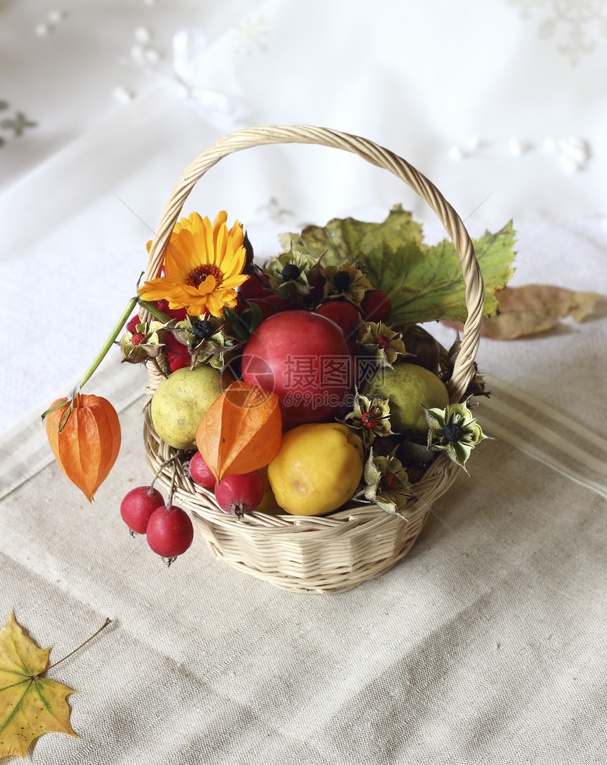 篮子和秋天甜点图片