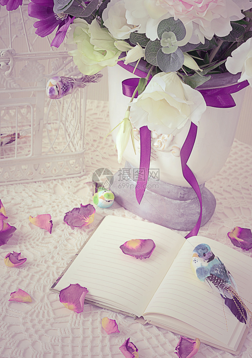 用玫瑰花瓣在桌上的书圣经紫丁香浪漫记忆桌子古董历史日记阅读花瓶图片