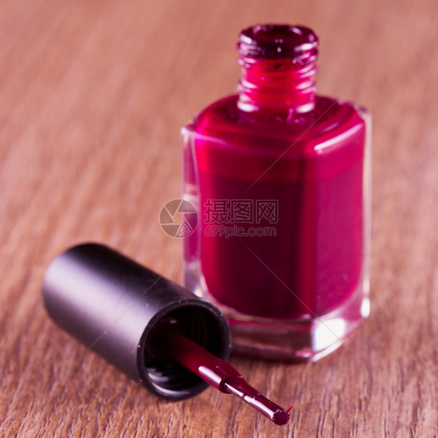 红指甲油宏观化妆品搪瓷美甲女性液体指甲油闪光玻璃红色图片