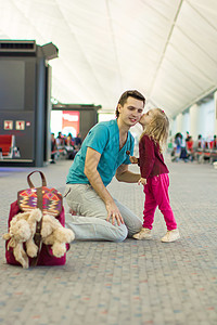 可爱的小可爱女孩和年轻父亲在机场走来走去男性高清图片素材