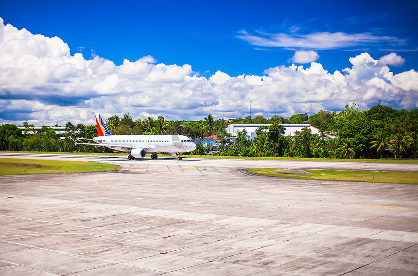 大飞机正降落在奇岛的一个小机场上图片