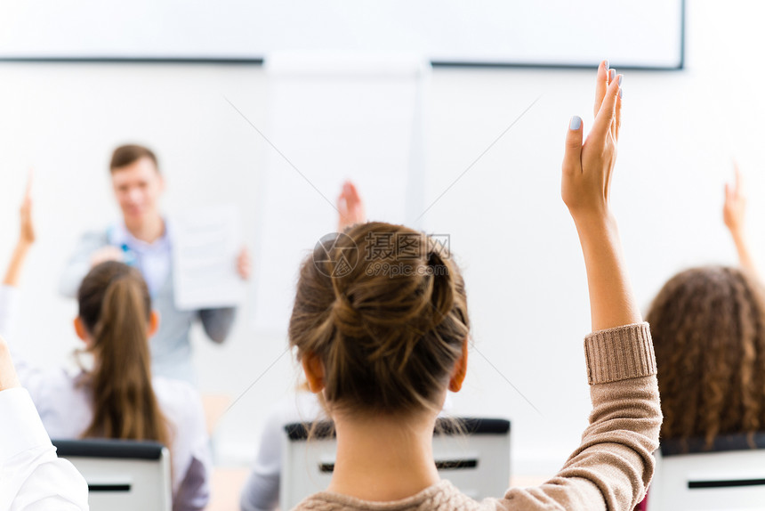 女性在班级中举起的手女士手臂教育专注青少年桌子注意力教育家团体工作图片