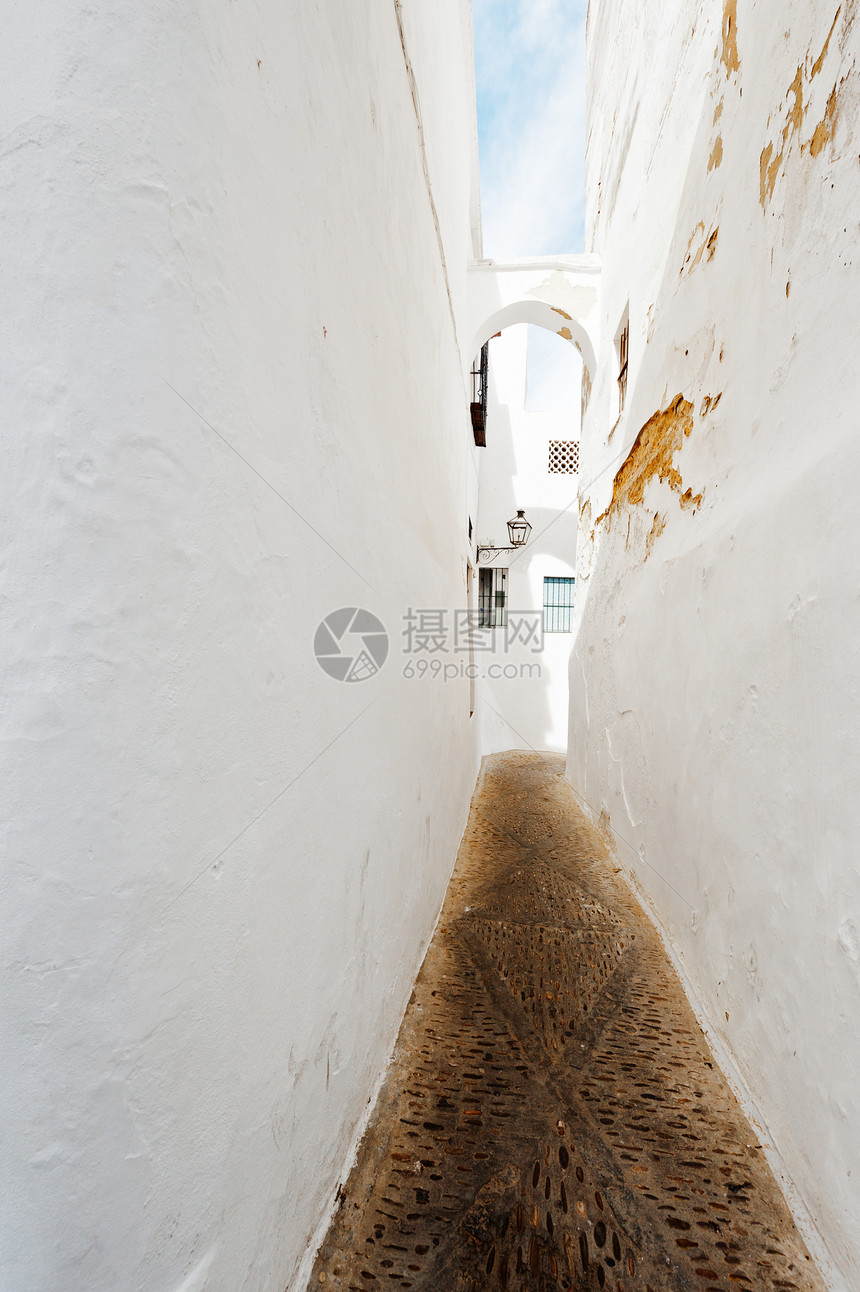 白街景观天空历史性沥青公寓石头街道建筑学贫困蓝色图片