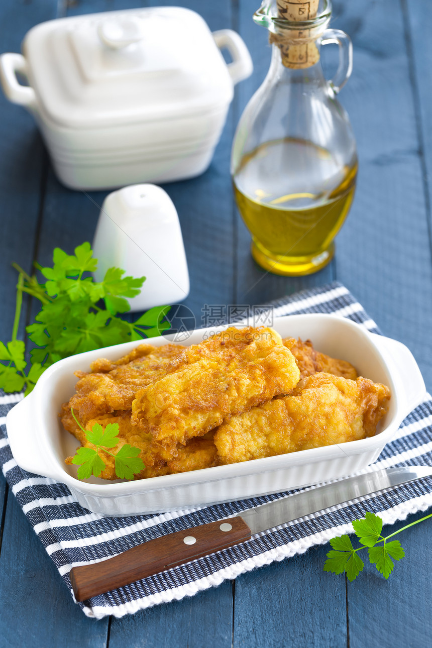 被打的炸鱼课程海鲜鱼片桌子晚餐厨房美食早餐油炸红鱼图片