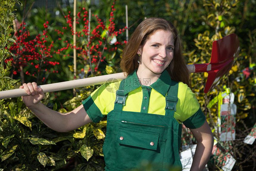 农民或园丁在花园里摆着铲子女性中心市场农业农场工作苗圃工人绿色植物工具图片
