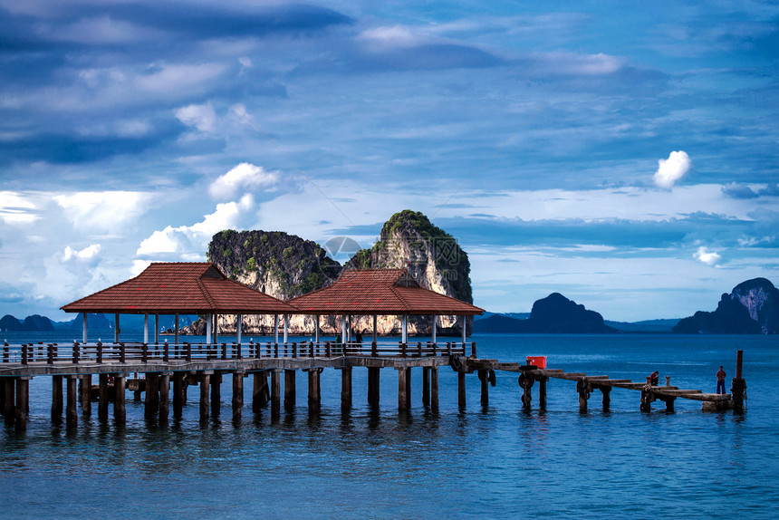 泰国Koh Ngai岛的Andaman海景港口太阳天空旅行海港蓝色海洋场景冲浪风暴图片