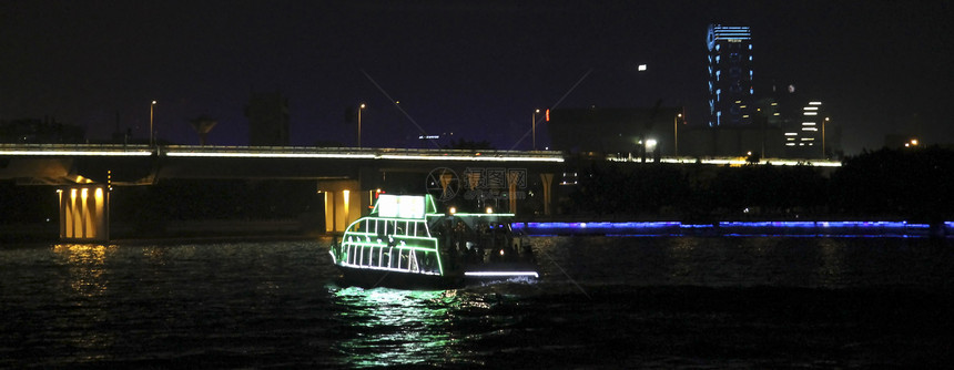 夜里在珍珠河上行驶的船运动天际流动中心海浪珍珠建筑学场景建筑师交通运输图片