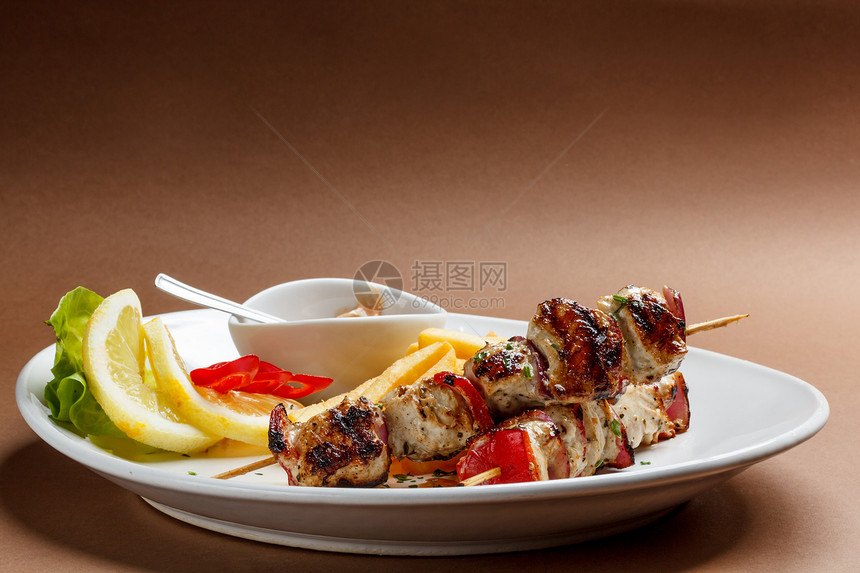 Shish 烤肉串背景炙烤棕色食物蔬菜美食羊肉盘子烹饪花环图片