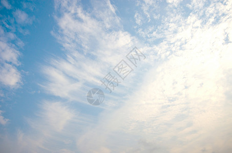 云云和天空天气白色云景多云阳光晴天美丽蓝色背景图片
