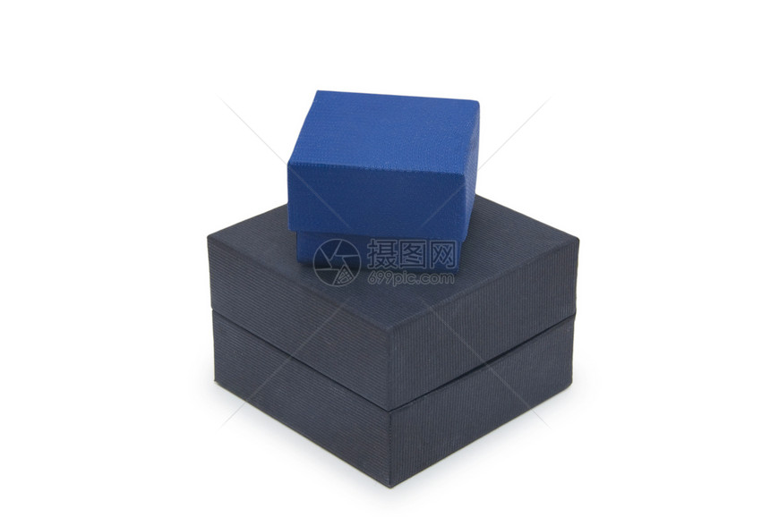 黑箱和蓝箱 在白色上隔离正方形礼物纸板黑色念日红色展示生日丝带盒子图片