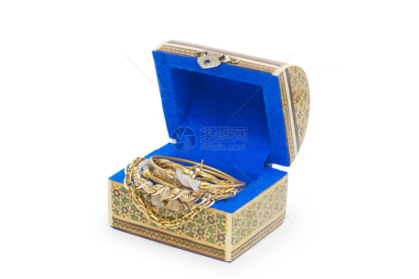 带项链的首饰盒 在白色背景上孤立盒子冒险手镯珍珠礼物宝石收藏首饰珠宝雕刻图片