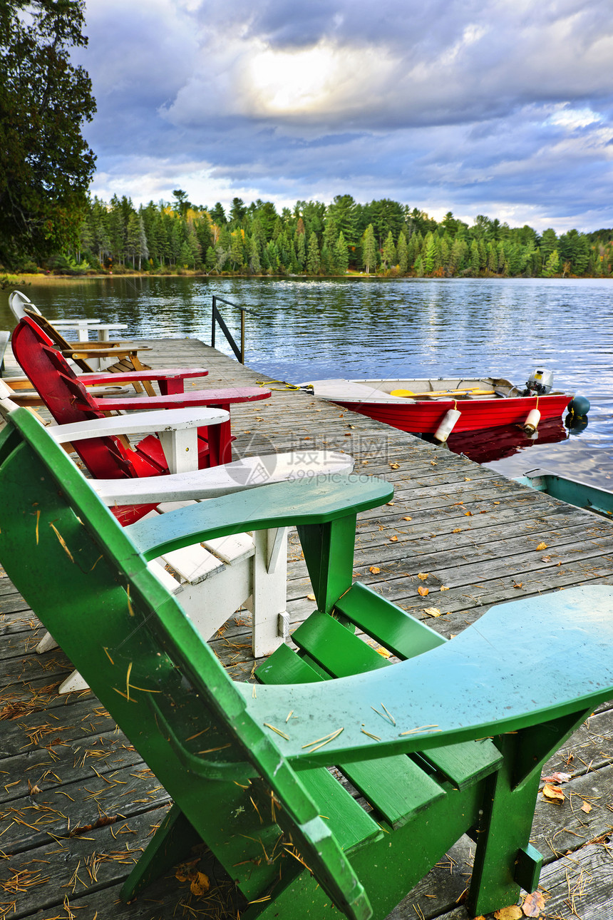湖边码头的甲板椅子图片