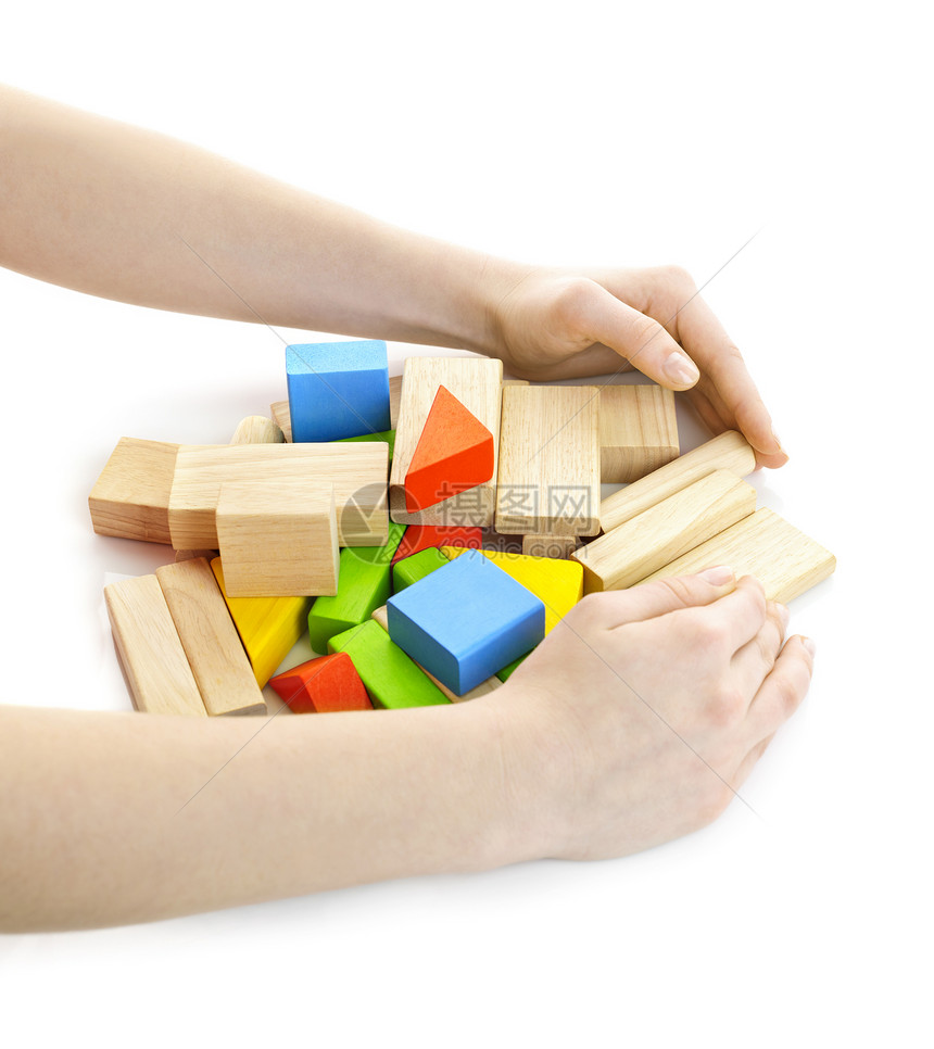 手与木板玩具收集红色木头童年建筑积木绿色白色蓝色建造图片
