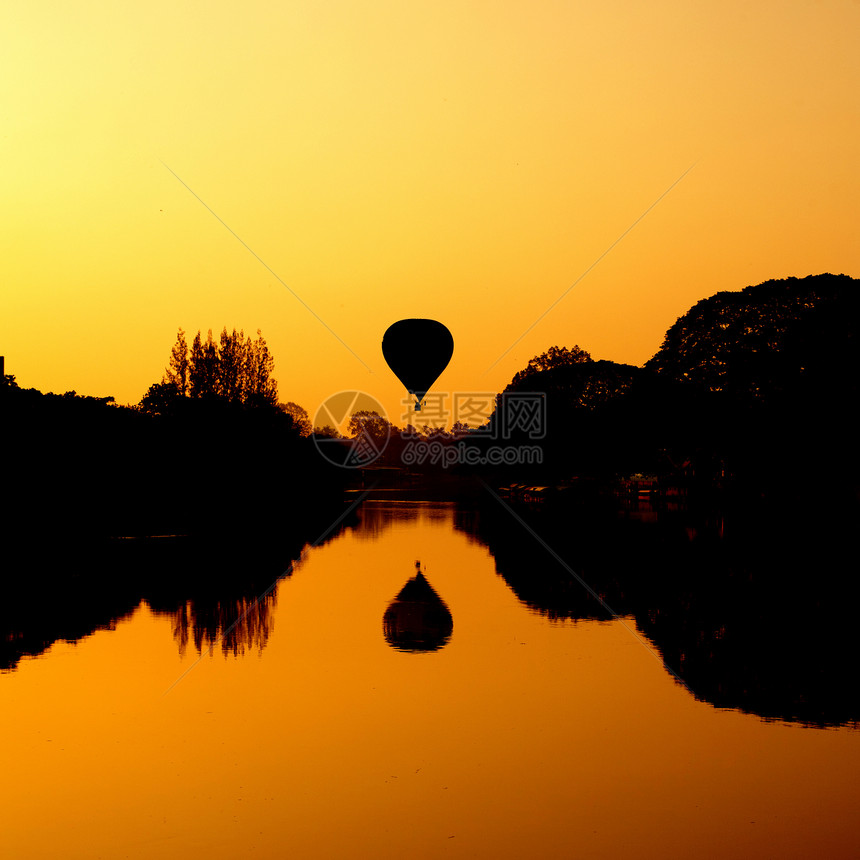 河上日出时的热气球图片