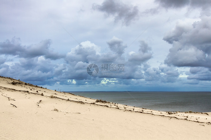 库罗尼亚湾沙丘波浪冲浪地平线海湾蓝色支撑尼达假期海岸人行道图片
