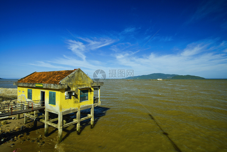 越南水面上的旧黄屋凸轮窗户世界遗产文化绿色黄色传统石头房子图片