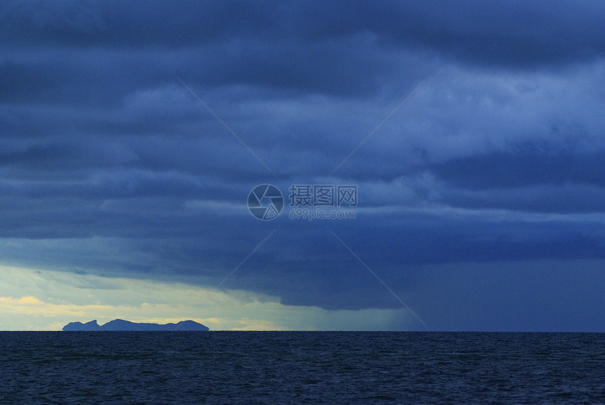 雨前有云的三水海旅行木头海浪爬坡海洋蓝色海岸游客假期森林图片