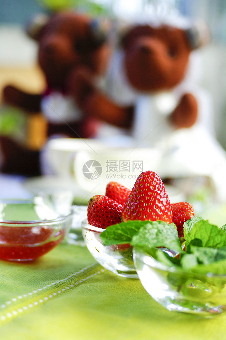 碗里有绿色的草莓甜点收成杂交种食物盘子粉末沙拉维生素浆果小吃图片