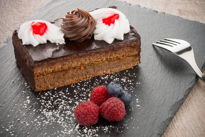 巧克力蛋糕一块水果托盘糕点玫瑰花面包宏观餐厅石板美食育肥图片