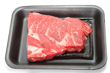 超市黑泡沫盘中的生牛肉图片素材