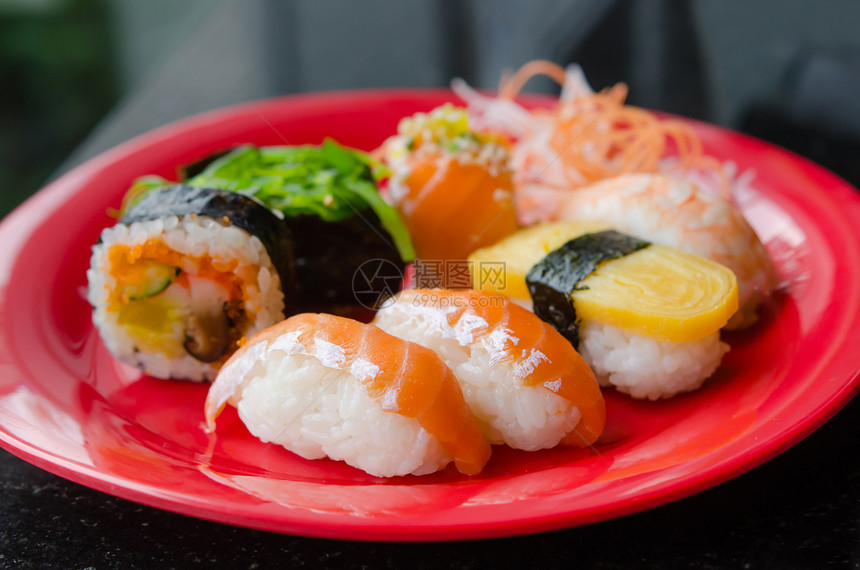 混合寿司盘子白色海苔菜单红色美味食物海鲜海藻图片