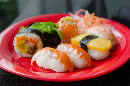 混合寿司盘子白色海苔菜单红色美味食物海鲜海藻背景图片