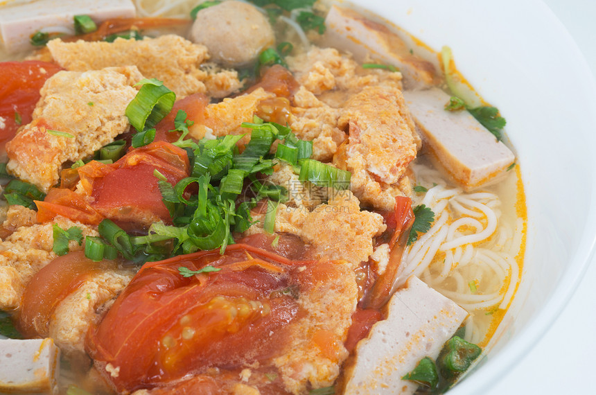 Bun Rieu肉大米马铃薯汤 配有番茄汤和蟹膏文化面条包子发芽美食食物洋葱猪肉肉丸图片