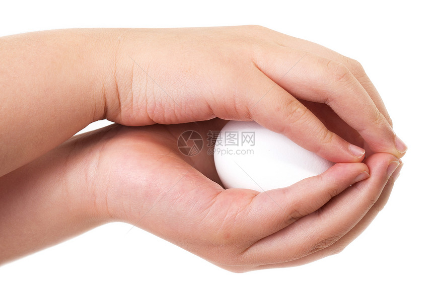 亚裔男孩用双手小心握着鸡蛋图片