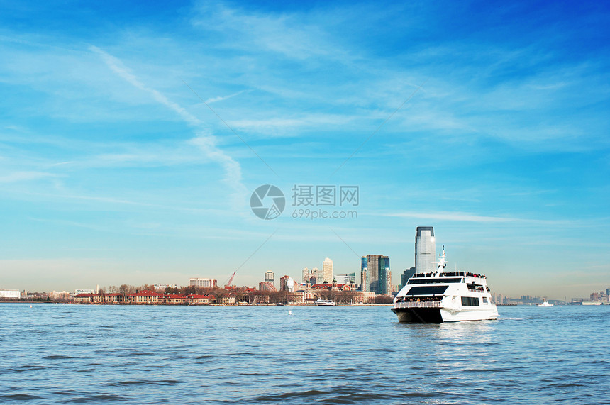 在纽约哈德逊河上运送乘客的豪华游艇图片