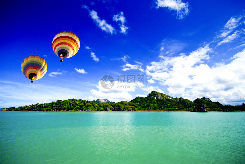 泰国三井海的热气球假期热气娱乐蓝色自由漂浮天线海洋飞机航行图片