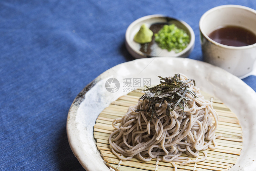 日本面条索巴烹饪食品蔬菜托盘美食饮食午餐海藻盘子筷子图片