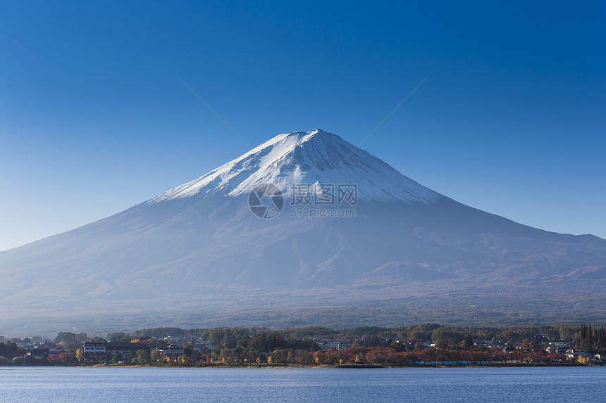 带湖和城市风景的福吉山图片