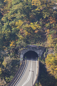 通往日本白河的隧道路白川季节地标遗产街道全景世界森林村庄隧道背景图片