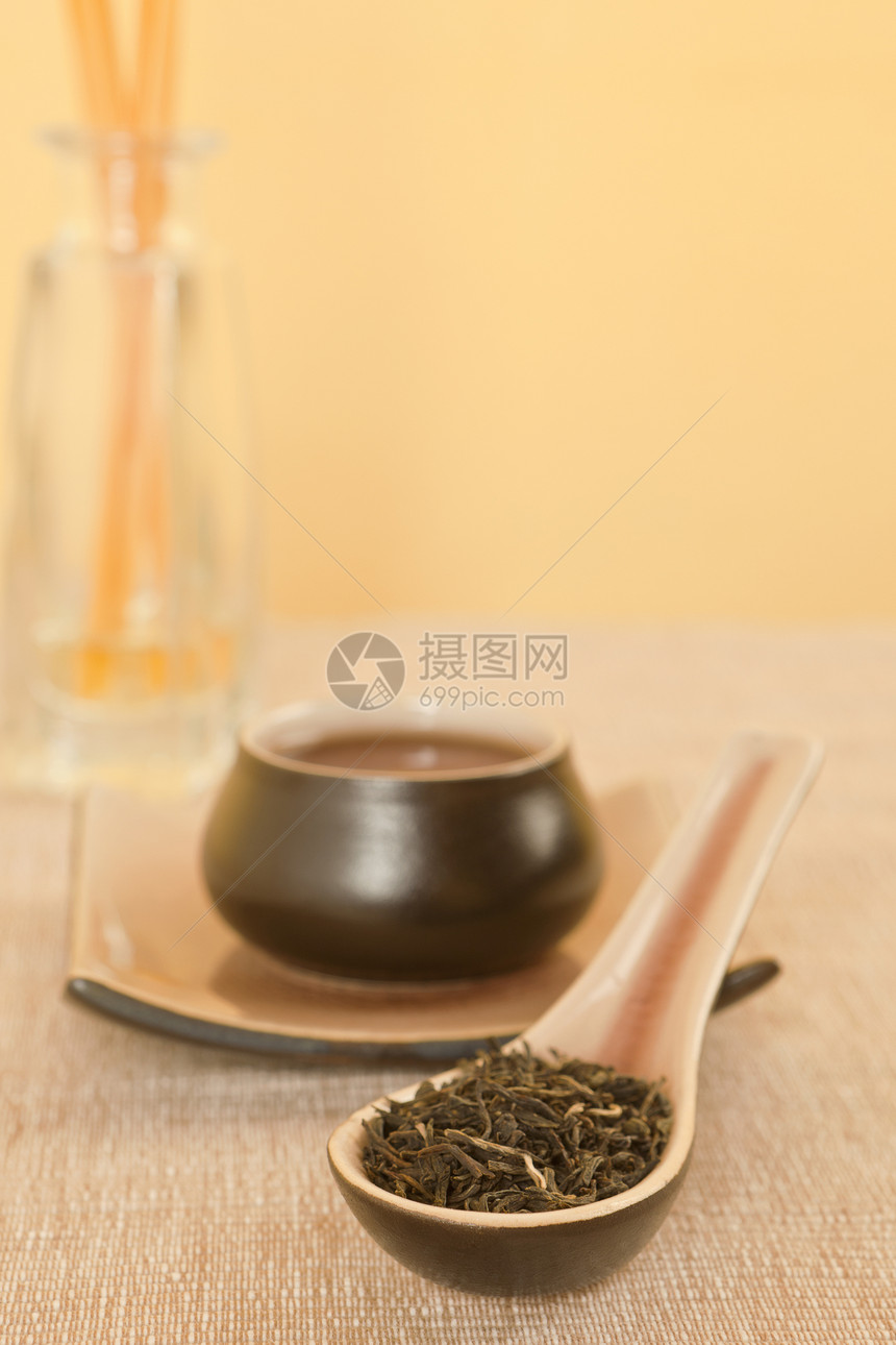 黑茶红茶叶子飞碟草本杯子勺子黄色陶瓷文化活力图片