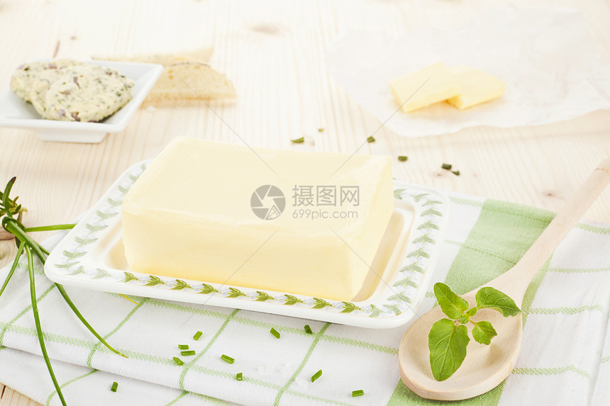 奶制品 木制桌上的黄油和草药香葱白色草本植物厨房巾叶子早餐混合物勺子绿色健康图片