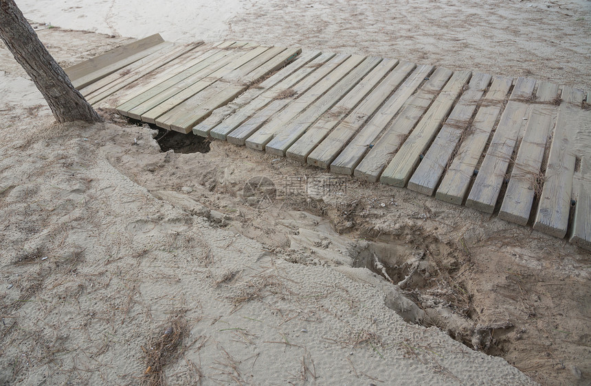 暴风雨后撞坏的木板路海洋侵蚀海岸风暴海滩场景流动气候激流营地图片