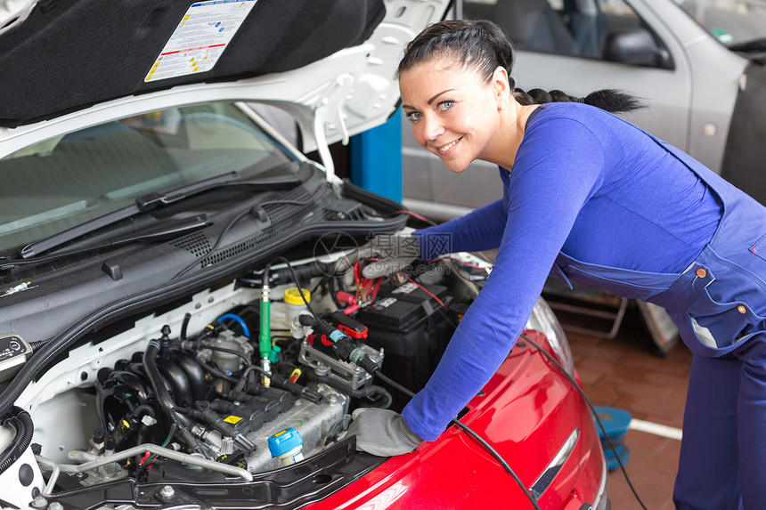 在车间或车库修理汽车的机械设备男性女性车站职业成人技术服务车辆兜帽技术员图片