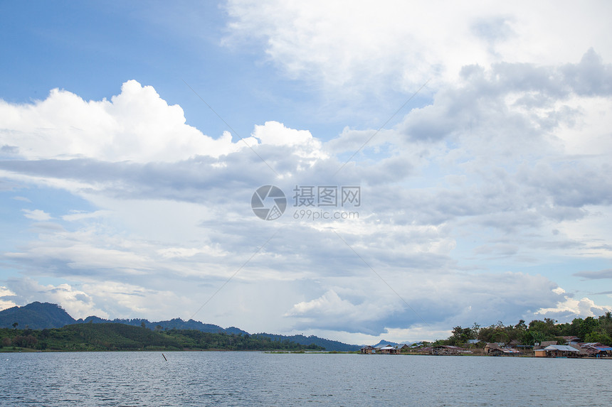 河流的天空和山岳爬坡季节植物叶子环境场景木头旅行森林阳光图片