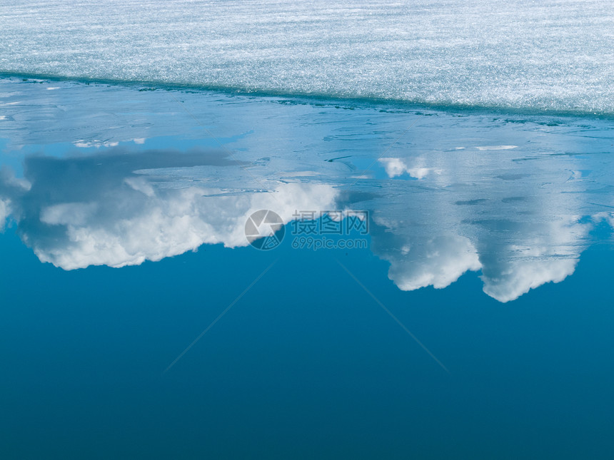 蓝色北极水反射云雾的气候变化图片