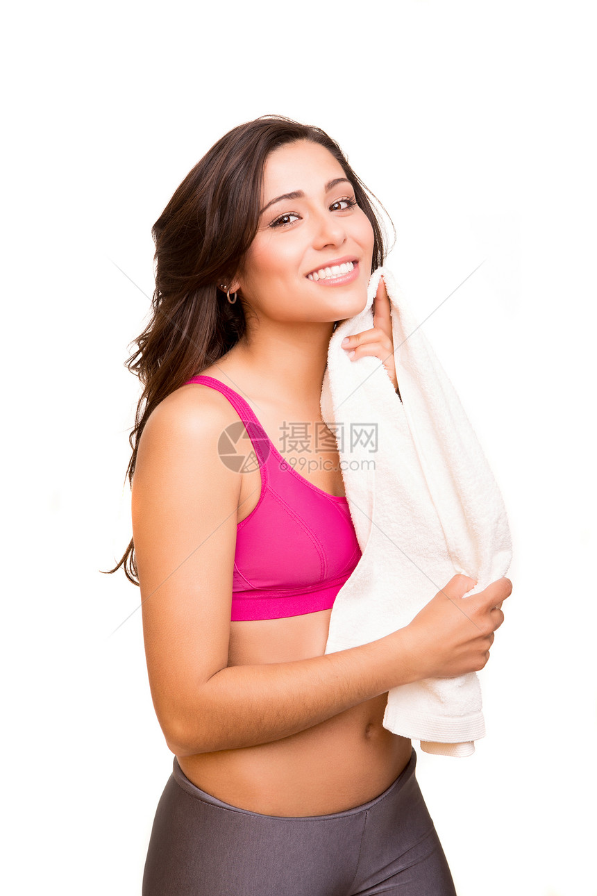 穿着运动毛巾的有吸引力的健身妇女黑发微笑培训师女性女士健身房重量活力身体训练图片