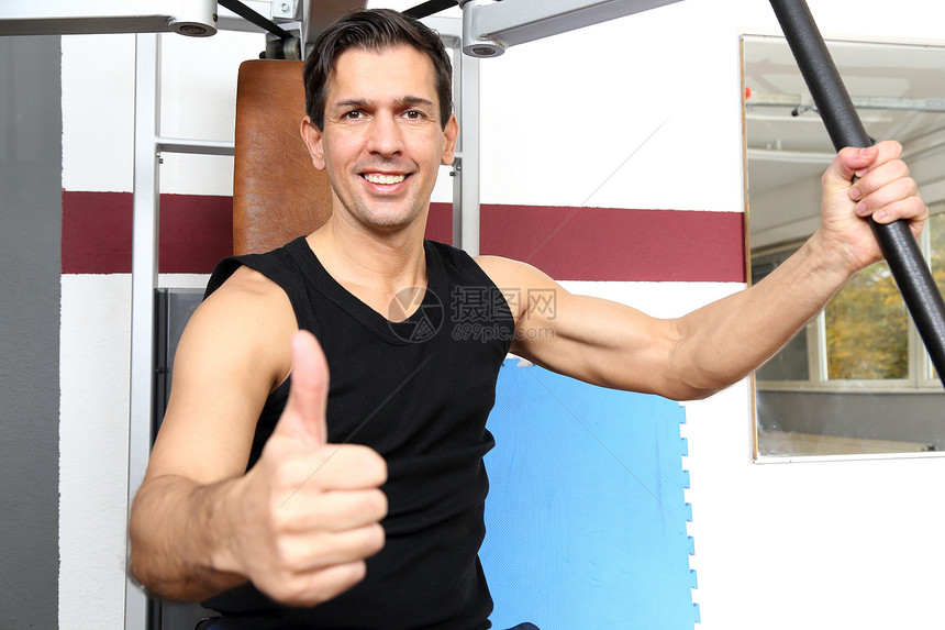 帅哥在健身房打工运动员重量权重男人力量火车女性身体肌肉举重图片