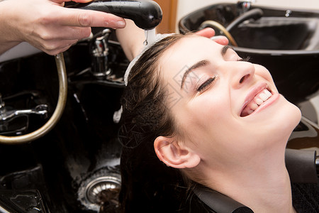 女人用发廊洗头发洗涤女性发型沙龙治疗产品洗发水按摩女孩化妆品湿的高清图片素材