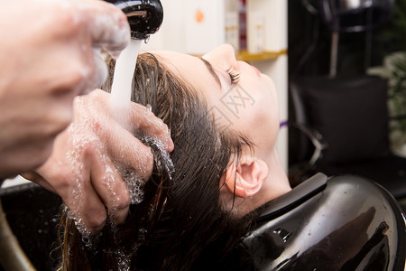 女人用发廊洗头发造型师理发师洗发水化妆品毛巾女孩护发素治疗顾客产品湿的高清图片素材
