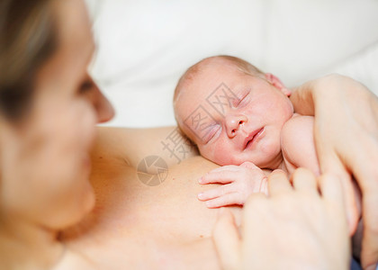 11天和母亲新生儿育儿幸福男生生活婴儿父母新生童年母性儿子母乳喂养高清图片素材