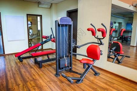 体操室内卫生健身房有氧运动火车力量腹肌健身机减肥插图锻炼背景图片