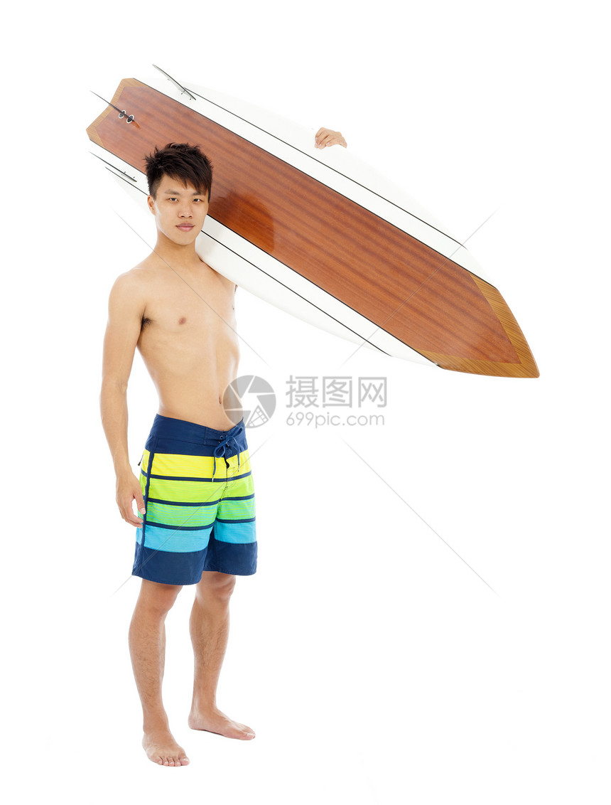 阳光晴朗的冲浪者把冲浪板放在肩膀上图片