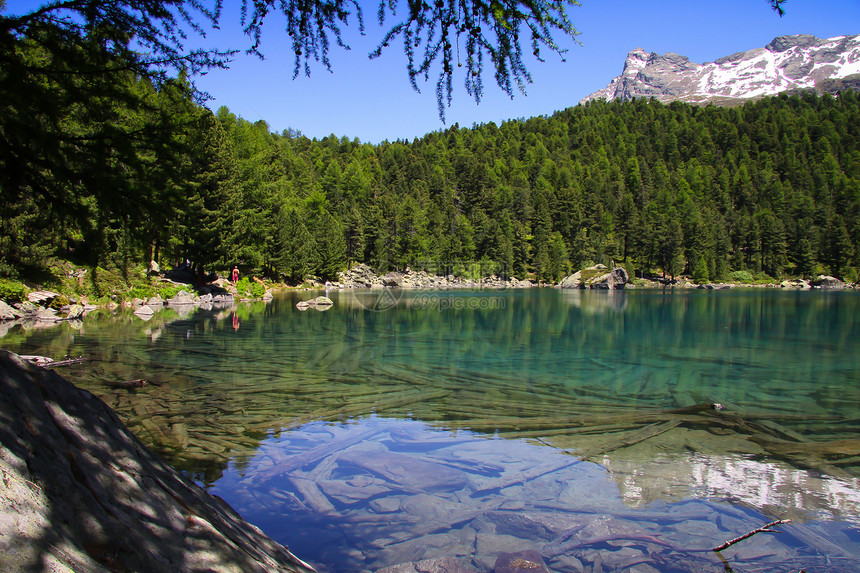 山区湖积水蓝色水面水平泳池阳光地点场景旅行风景图片