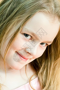 可爱女孩七岁孩子金发女学生白色微笑童年蓝色白色的高清图片素材