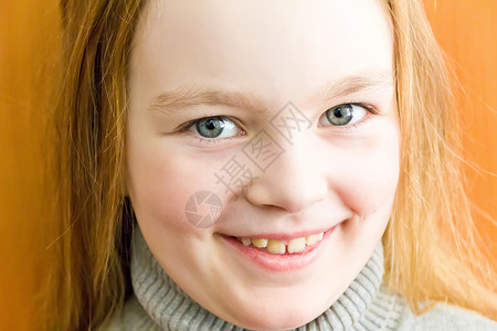 可爱女孩七岁微笑金发女学生童年蓝色白色孩子白色的高清图片素材