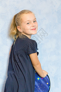 可爱女孩七岁微笑金发童年蓝色孩子白色女学生白色的高清图片素材